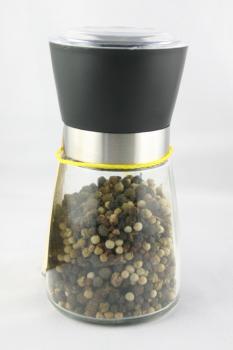 Gewürzmühle mit 70g Schwabes Pfefferauslese gefüllt